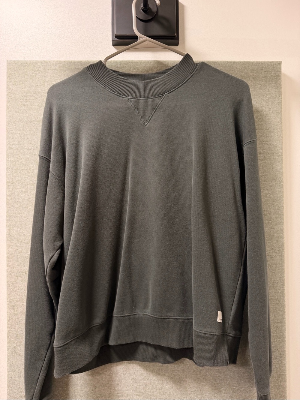 Vuori Women’s Crewneck Sweatshirt in Green